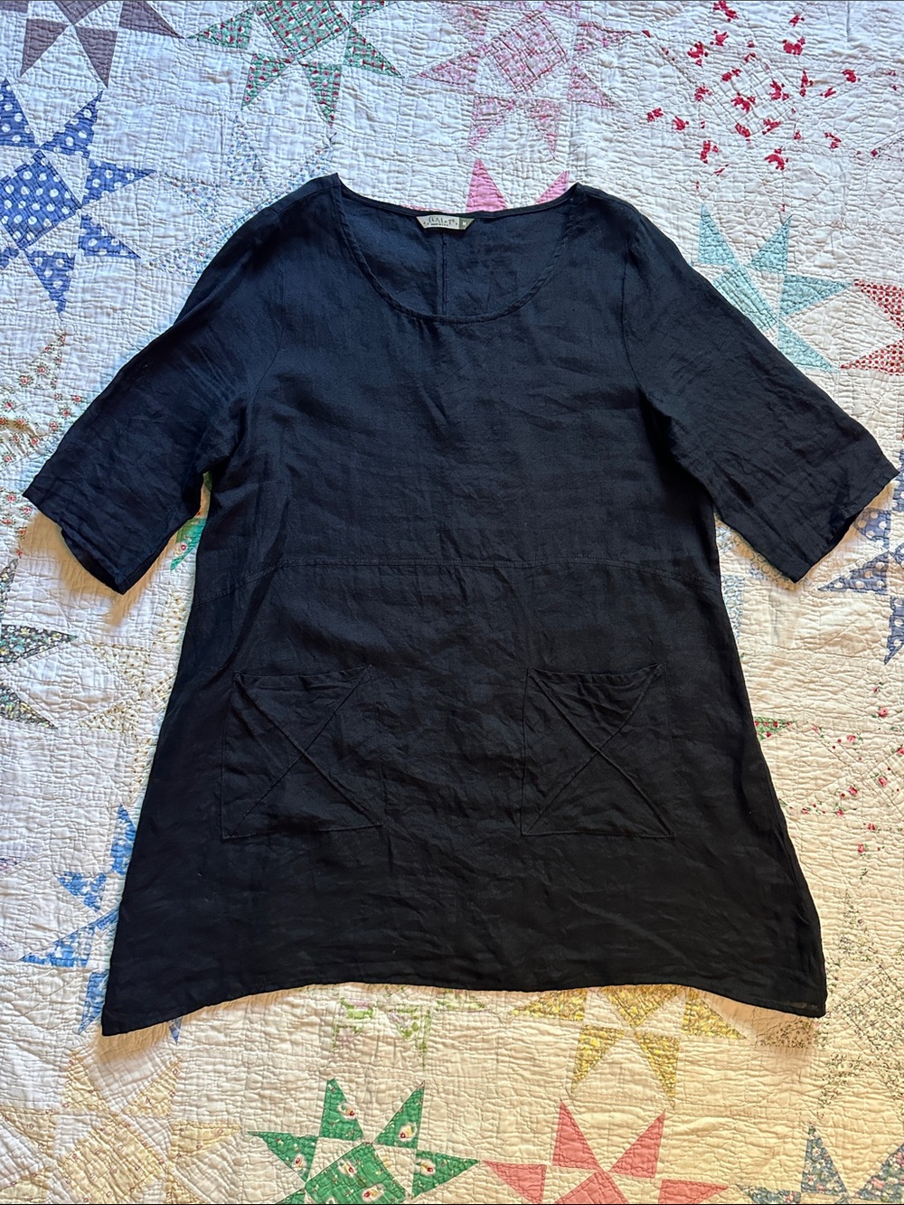 Chalet Et Ceci Black Linen Scoop-Neck Tunic Top with Front Pockets